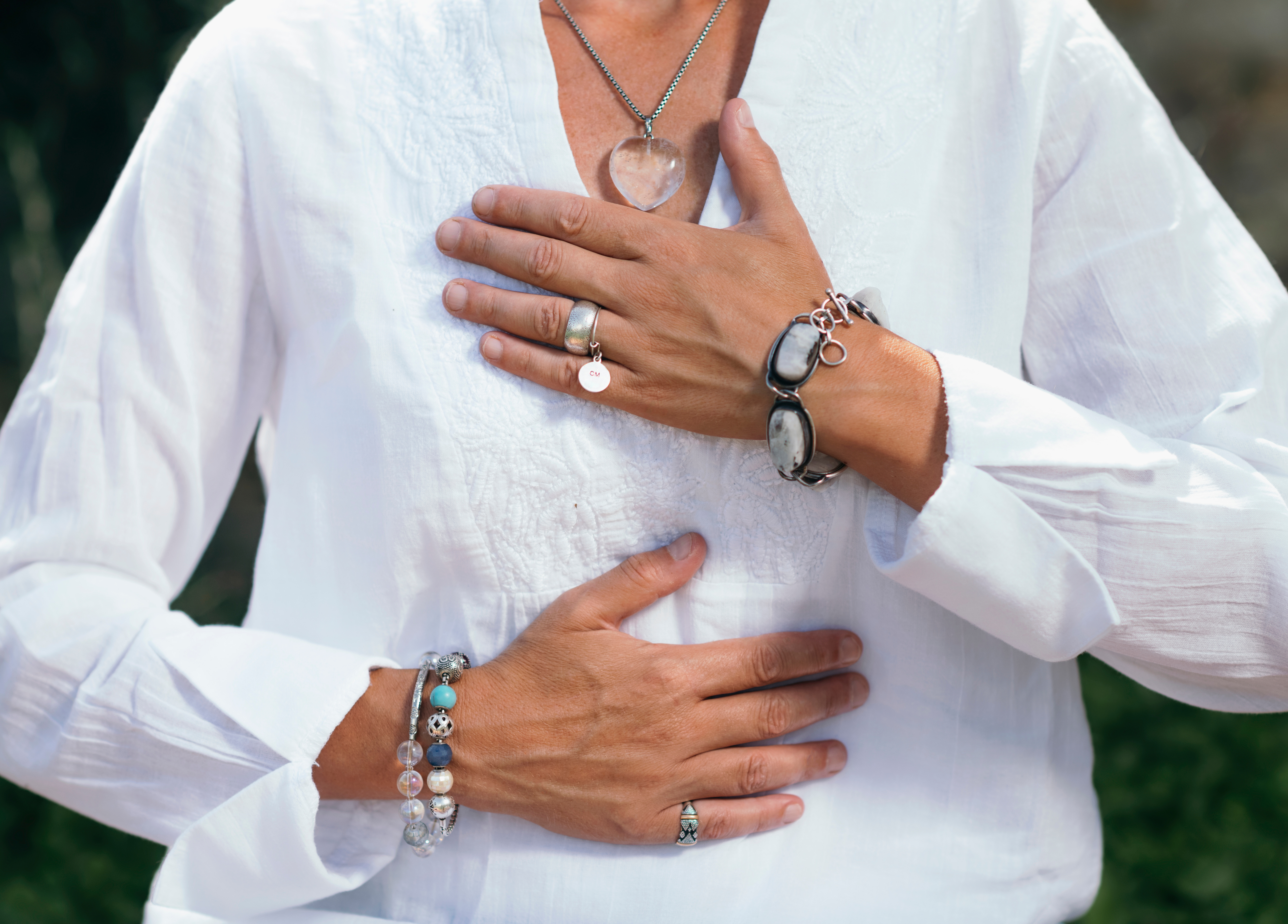 Kit chakra Élégance Vibratoire – bijou symbolique et gestes sacrés pour une intention spirituelle raffinée.