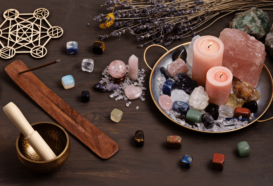 Essentiels chakras – bougies, cristaux et encens pour un rituel spirituel complet et personnalisé.