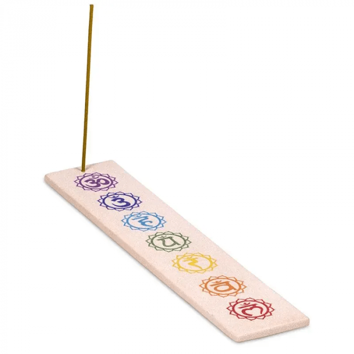 Un porte-encens long en grès avec une impression numérique des symboles des sept chakras, coloré et détaillé. Le design compact apporte une touche de sérénité et d'harmonie à l'espace environnant. A retrouver dans la catégorie Évasion Olfactive. Kit énergétique chakra, affirmations et rituel mantra du matin.