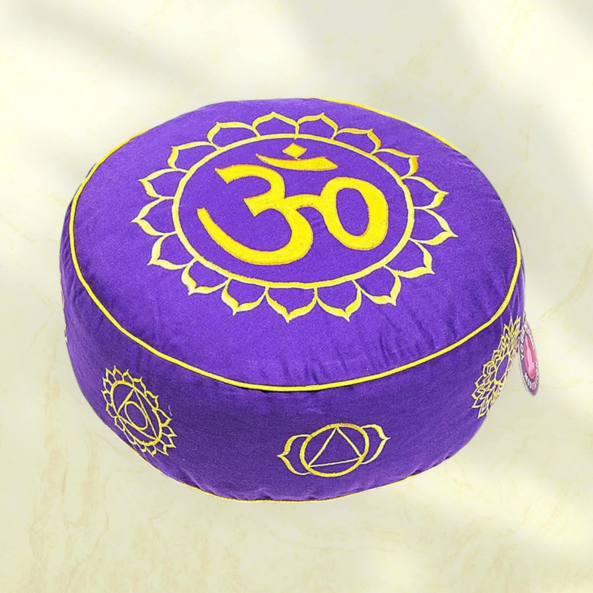 Coussin de méditation violet avec symbole OM brodé en jaune, parfait pour harmoniser les chakras et méditer en toute sérénité.