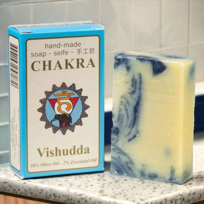 Kit Énergie Flash Chakra Vishuddha – Rituel de soin complet avec bougie, savon, pochette spirituelle et pochette exfoliante pour harmoniser vos centres énergétiques. Catégorie Culture du Bien-Être. Kit énergétique chakra, affirmations et rituel mantra du matin.