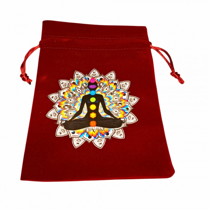 Pochette du kit énergie flash chakra Vishuddha en velours bordeaux et motif méditation des chakras, dimensions 13 x 18 cm, idéal pour ranger des cartes de tarot et d'autres accessoires spirituels. Kit énergétique chakra, affirmations et rituel mantra du matin.