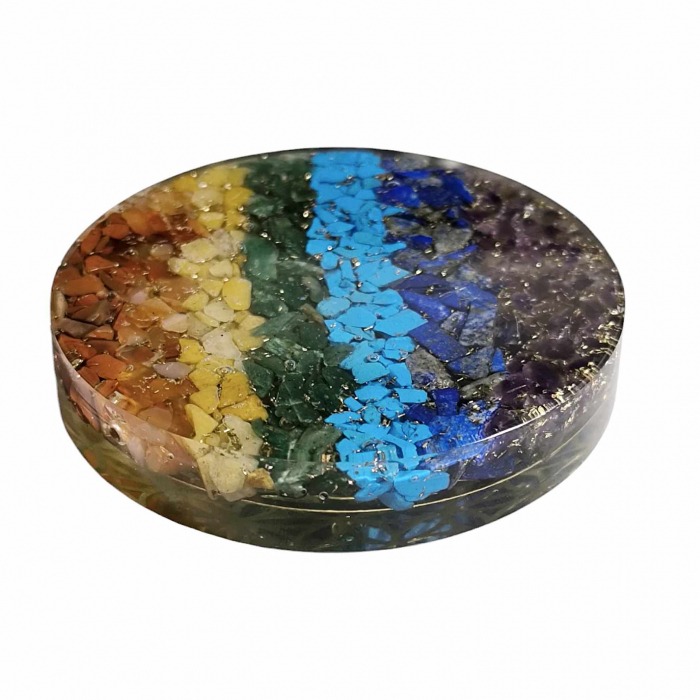 Orgonite Fleur de Vie ronde avec 7 chakras pour harmoniser vos énergies. Utilisez-la pour dynamiser l'eau ou comme presse-papier spirituel. A retrouver dans la catégorie Ambiance Sensorielle. Kit énergétique chakra, affirmations et rituel mantra du matin.