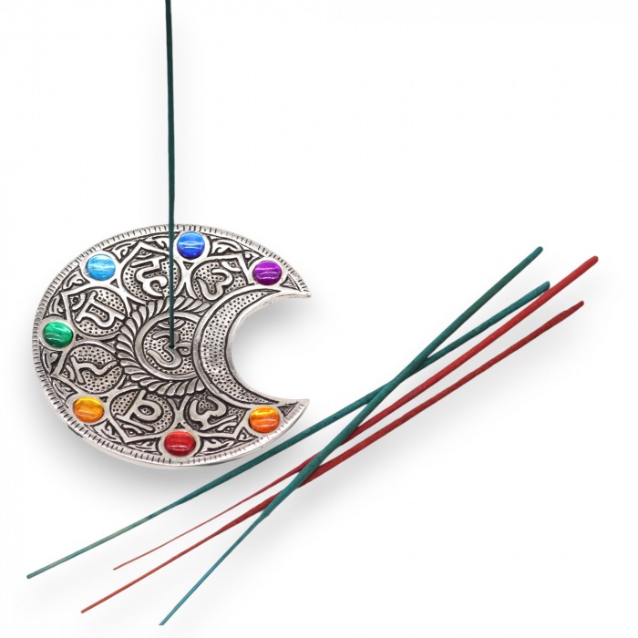 Porte Encens Lune aux sept chakras - Un support élégant pour bâtonnets d'encens. Découvrez l'équilibre et l'harmonie avec cette décoration spirituelle. A découvrir dans le Kit Cristal Mood de la catégorie Ambiance Sensorielle.