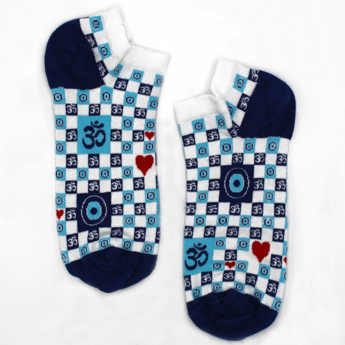 Socquettes en bambou avec motif Om brodé, offrant confort, douceur et une touche spirituelle. A retrouver dans la catégorie Élégance Vibratoire.