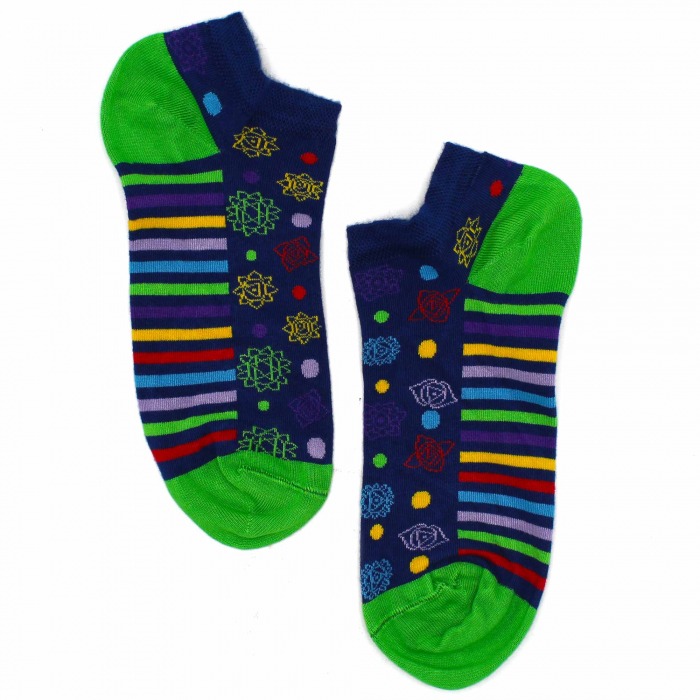 Socquettes en bambou avec motifs des chakras brodé, offrant confort, douceur et une touche spirituelle. A retrouver dans la catégorie Élégance Vibratoire. Kit énergétique chakra, affirmations et rituel mantra du matin.