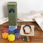 Réveille ton énergie et détends-toi à fond avec le Kit Prana Boost : pierre du souci, bracelet en pierres naturelles et cires à fondre 7 chakras. Kit énergétique chakra, affirmations et rituel mantra du matin.