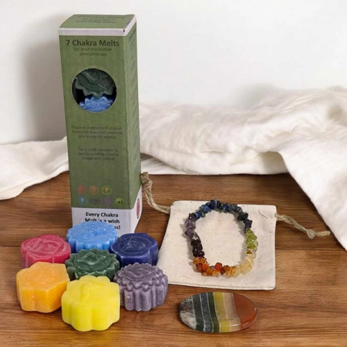 Réveille ton énergie et détends-toi à fond avec le Kit Prana Boost : pierre du souci, bracelet en pierres naturelles et cires à fondre 7 chakras. Kit énergétique chakra, affirmations et rituel mantra du matin.