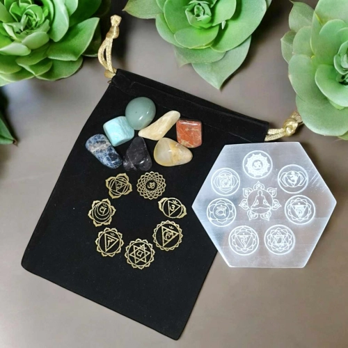 Kit Chakra Nomade avec plaque en sélénite, 7 pierres de chakras et pochette en velours imprimée dorée. A découvrir dans la catégorie Culture du Bien-Être Kit énergétique chakra, affirmations et rituel mantra du matin.