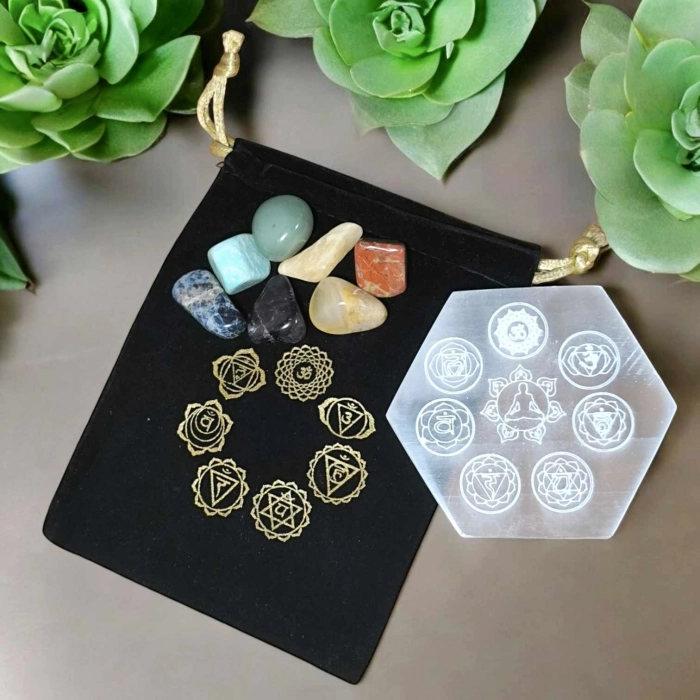 Kit Chakra Nomade avec plaque en sélénite, 7 pierres de chakras et pochette en velours imprimée dorée. A découvrir dans la catégorie Culture du Bien-Être Kit énergétique chakra, affirmations et rituel mantra du matin.