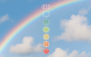 Arc-en-ciel sur fond de ciel bleu avec symboles des sept chakras superposés, illustrant l’alignement énergétique et l’équilibre intérieur. Article les jolies couleurs des chakras