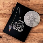 Kit chakra moon bien-être composé d’un pendule en orgonite 7 chakras et d’une plaque ronde en sélénite gravée, sur fond spirituel apaisant. Kit rituel énergétique chakra, affirmations et rituel mantra du matin.