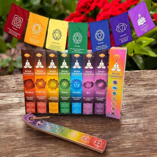 Kit Chakra Peps avec 7 boîtes d’encens, porte-encens 7 chakras en mélaminé et guirlande de drapeaux tibétains colorés en arrière-plan. Kit rituel énergétique chakra, affirmations et rituel mantra du matin.