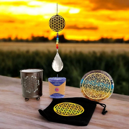 Kit Fleur de Vie avec bougeoir, orgonite, attrape-soleil 7 chakras, bougie parfumée et pochette, posé au coucher du soleil. Kit rituel énergétique chakra, affirmations et rituel mantra du matin.