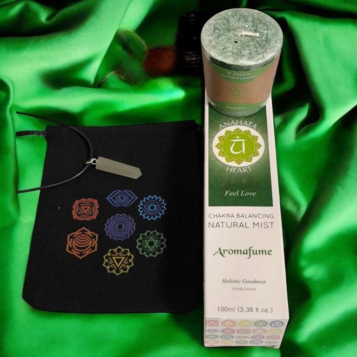 Kit Karma Pop Anahata avec spray chakra du cœur, bougie chakra verte parfumée, pendentif prisme vert et pochette imprimée des 7 chakras.