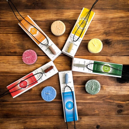 Aligne tes chakras avec le Kit Karma Pop : un spray, une bougie et un pendentif prisme pour activer tes centres énergétiques. Le trio qui matche. Kit énergétique chakra, affirmations et rituel mantra du matin. Bijoux chakra.