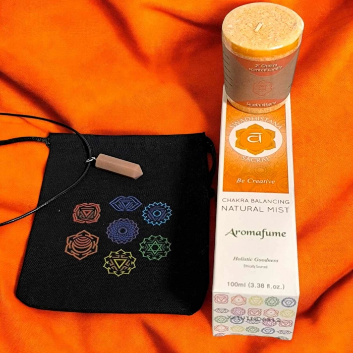 Kit Karma Pop Svadhisthana avec spray chakra, bougie orange parfumée, pendentif prisme orangé et pochette imprimée des 7 chakras. Kit énergétique chakra, affirmations et rituel mantra du matin.