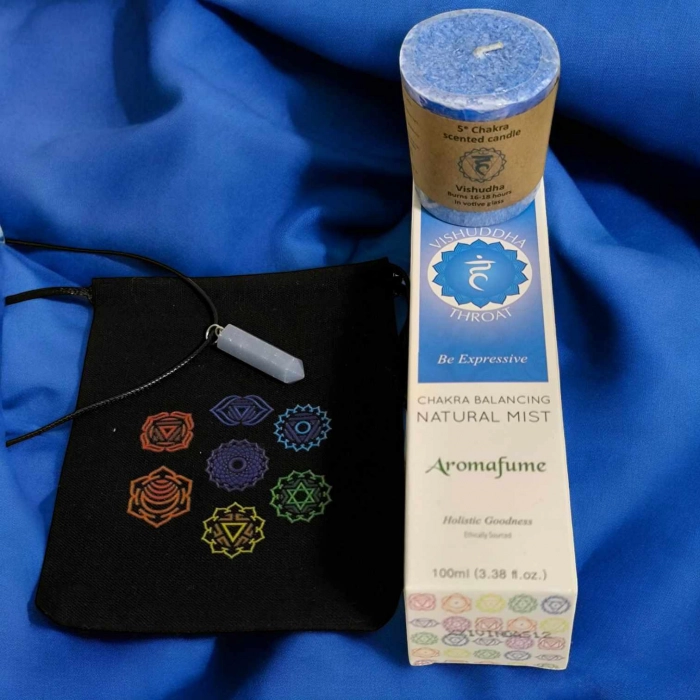 Kit Karma Pop Vishuddha avec spray chakra gorge, bougie bleue parfumée, pendentif prisme bleu clair et pochette imprimée des 7 chakras. Kit énergétique chakra, affirmations et rituel mantra du matin.