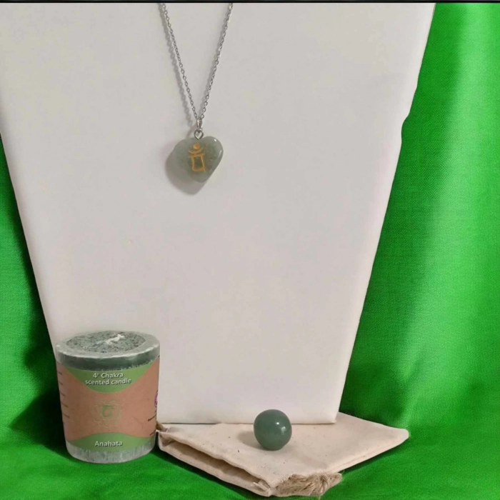 Kit Chic Tonic chakra cœur avec pendentif cœur en aventurine verte, pierre roulée et bougie verte parfumée. Kit rituel énergétique chakra, affirmations et rituel mantra du matin.