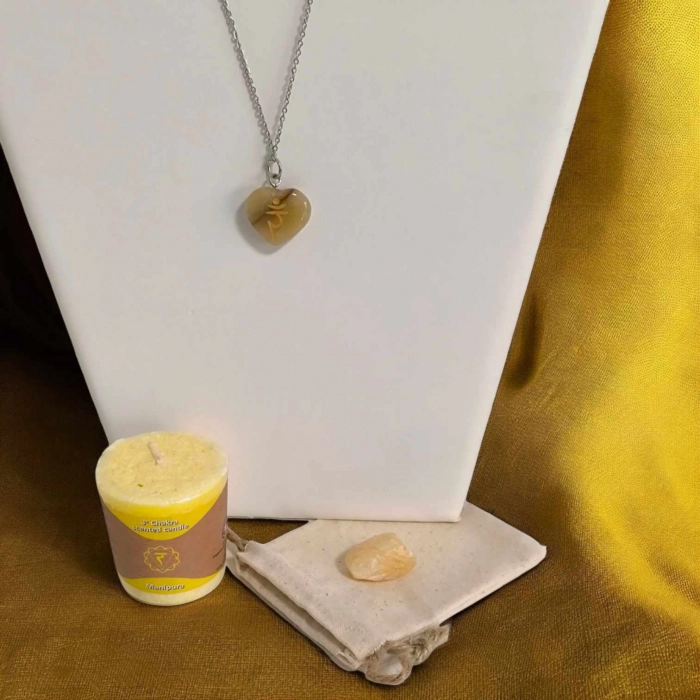 Kit Chic Tonic pour le chakra solaire avec pendentif cœur en jaspe jaune, pierre associée et bougie jaune solaire. Kit rituel énergétique chakra, affirmations et rituel mantra du matin.