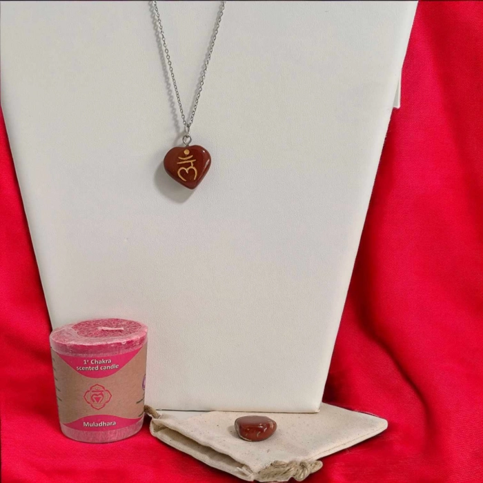 Kit Chic Tonic Express dédié au chakra racine avec pendentif cœur en jaspe rouge, pierre roulée et bougie rouge. Kit rituel énergétique chakra, affirmations et rituel mantra du matin.
