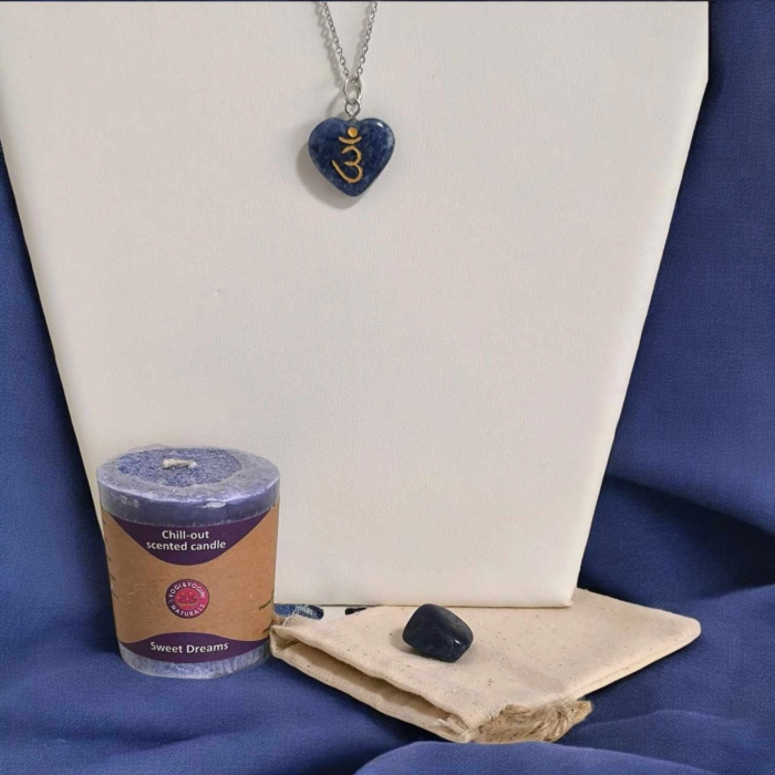 Kit Chic Tonic chakra troisième œil avec pendentif sodalite, pierre foncée et bougie indigo artisanale. Kit rituel énergétique chakra, affirmations et rituel mantra du matin.