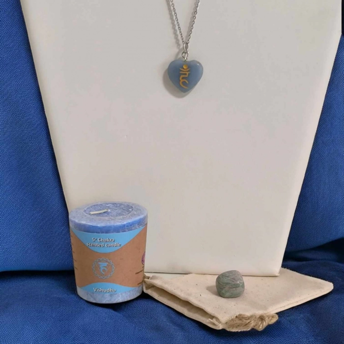 Kit Chic Tonic chakra gorge avec pendentif bleu gravé, pierre roulée et bougie bleue naturelle. Kit rituel énergétique chakra, affirmations et rituel mantra du matin.