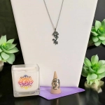 Kit OM Vibe : un trio sacré pour aligner ton énergie. Bague, pendentif et bougie pour activer ton chakra couronne et vibrer en pleine conscience. Kit rituel énergétique chakra, affirmations et rituel mantra du matin.
