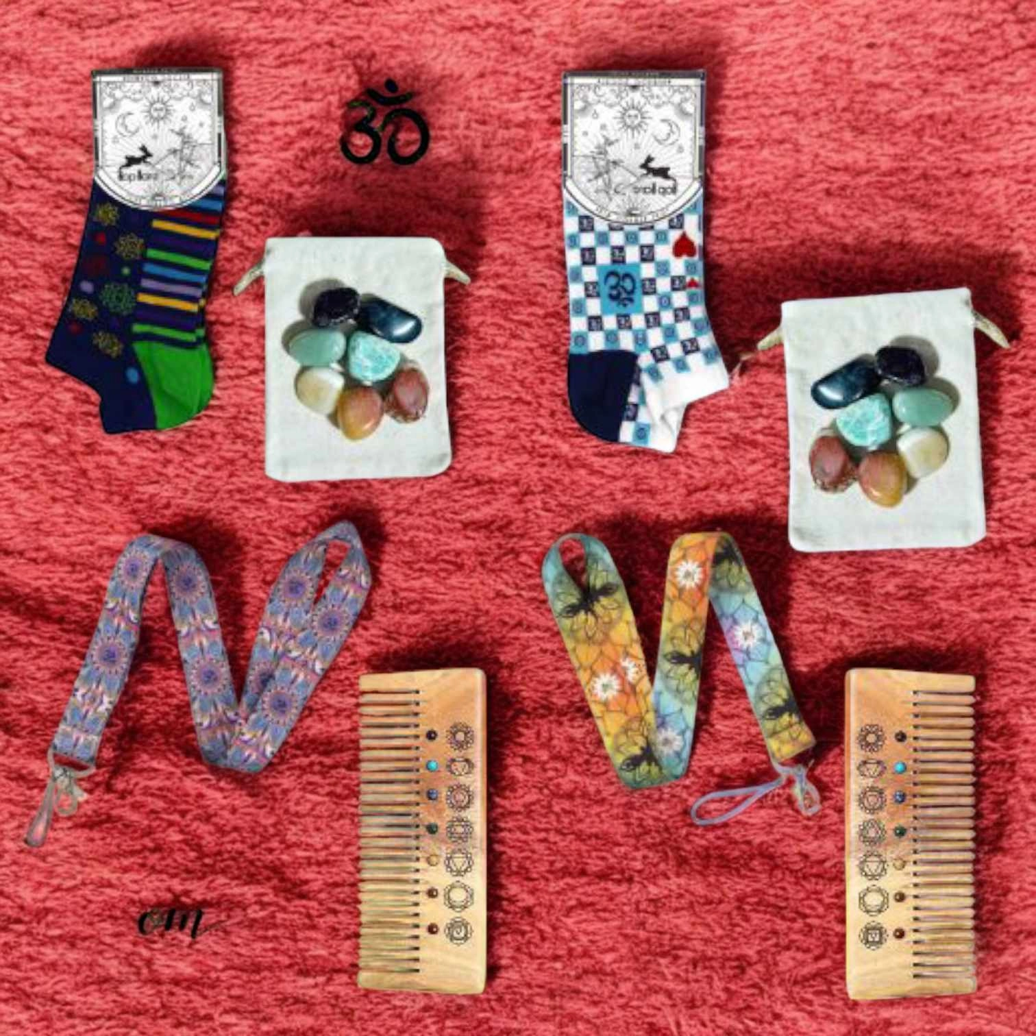 Un kit vibrant pour t’ancrer sans t’ennuyer : peigne chakra, lanyard mystique, socquettes OM et pierre surprise. Stylé, utile et un peu perché. Kit rituel énergétique chakra, affirmations et rituel mantra du matin.
