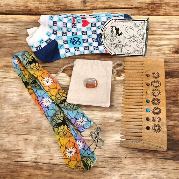 Contenu du kit Perché mais Bien Pensé : peigne chakra en bois avec pierres semi-précieuses, lanyard aux motifs spirituels, paire de socquettes en bambou motif Om, et pierre intuitive avec pochette. Kit rituel énergétique chakra, affirmations et rituel mantra du matin.