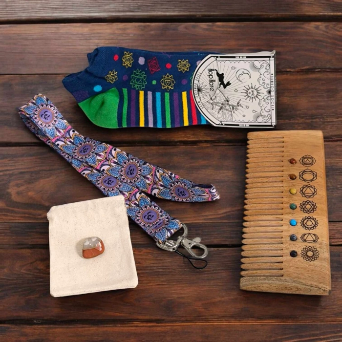 Contenu du kit Perché mais Bien Pensé : peigne chakra en bois avec pierres semi-précieuses, lanyard aux motifs spirituels, paire de socquettes en bambou motif Om, et pierre intuitive avec pochette. Kit rituel énergétique chakra, affirmations et rituel mantra du matin.
