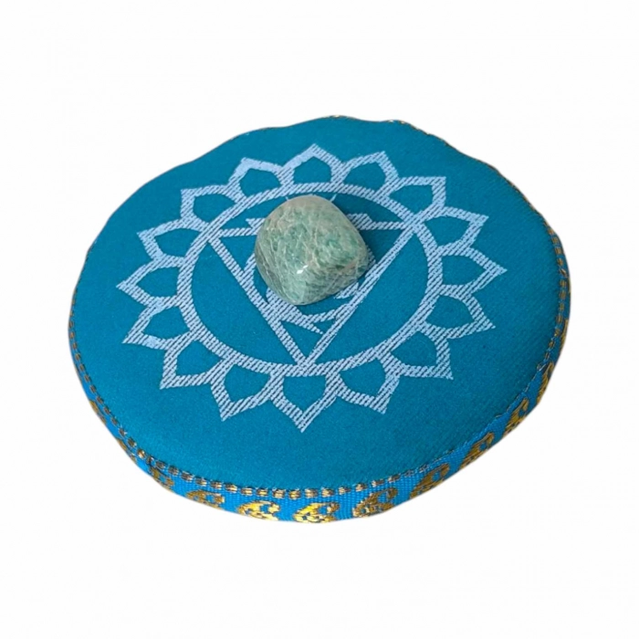 Kit chakra complet avec bougie blanche, coussin rouge, pierre semi-précieuse et bougeoir racine sur fond rouge vibrant.
