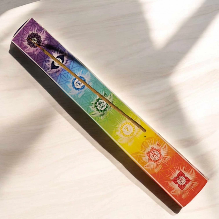 Kit Chakra Peps, vibrant pour réaligner tes chakras : 7 encens, un porte-encens coloré et des drapeaux tibétains sacrés. Energie et style garantis.