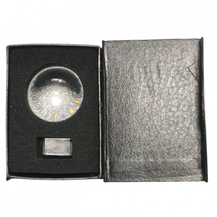 Boule de cristal avec socle, présentée dans une élégante boîte noire pour rituels et méditation.