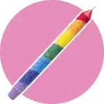 Bougie arc-en-ciel en stéarine, représentant les 7 chakras, pour des rituels énergétiques colorés et harmonisants.