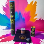 Kit Mystic Chakra Ajna avec encens, huile, bougie, lapis-lazuli et pochette en velours sur fond psychédélique rose-violet.