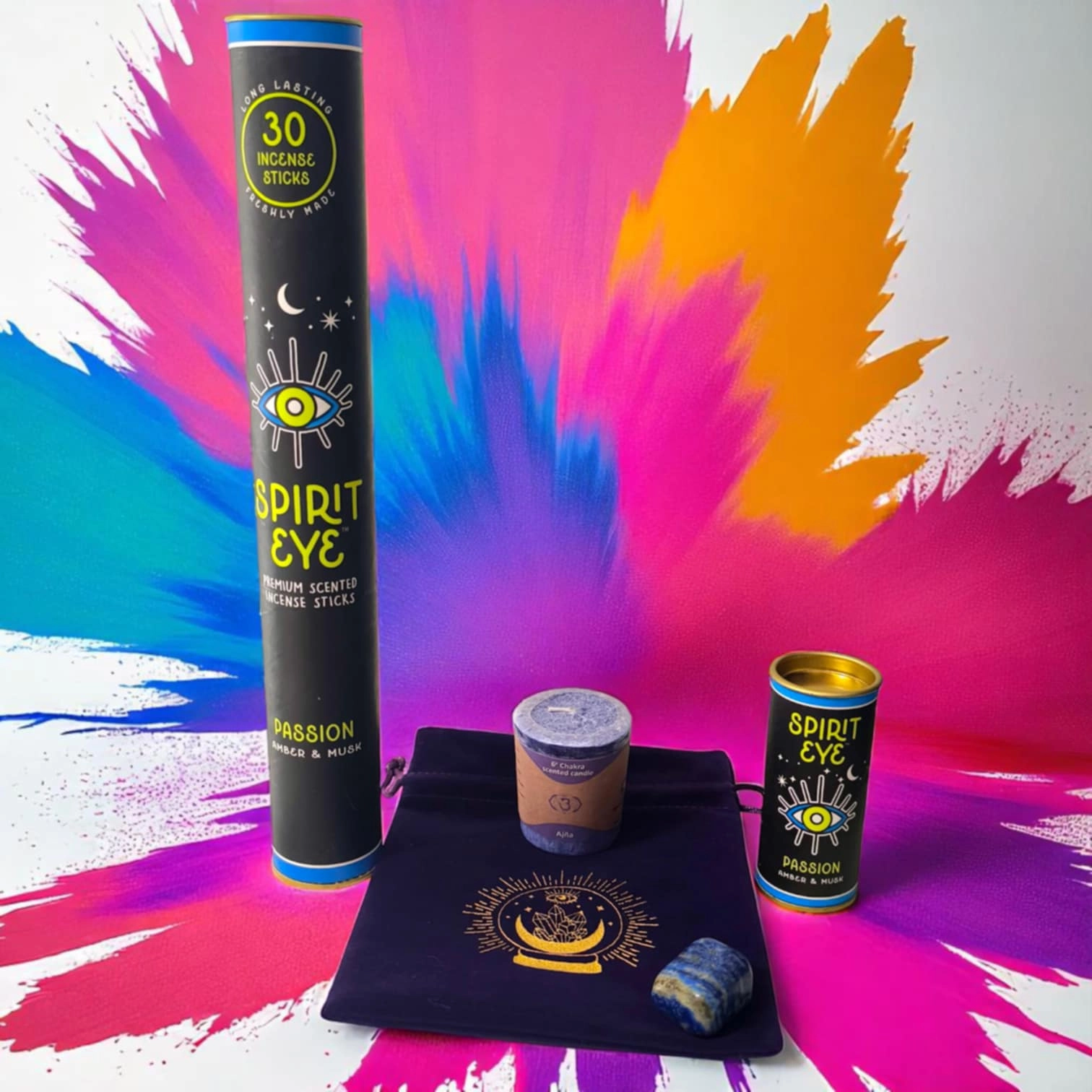 Kit Mystic Chakra Ajna avec encens, huile, bougie, lapis-lazuli et pochette en velours sur fond psychédélique rose-violet.