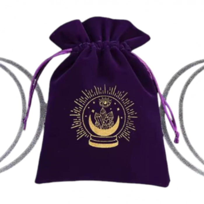 sachet en velours violet avec motif doré de boule de cristal et œil spirituel, idéal pour le chakra Ajna et les rituels d’intuition.