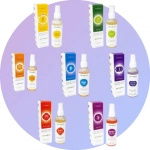 Photo des 7 désodorisants sprays des chakras de la marque AROMAFUME présentés sur un fond blanc, chaque flacon représentant un chakra spécifique avec des étiquettes colorées correspondantes. A retrouver dans la catégorie Évasion Olfactive. Kit énergétique chakra, affirmations et rituel mantra du matin.
