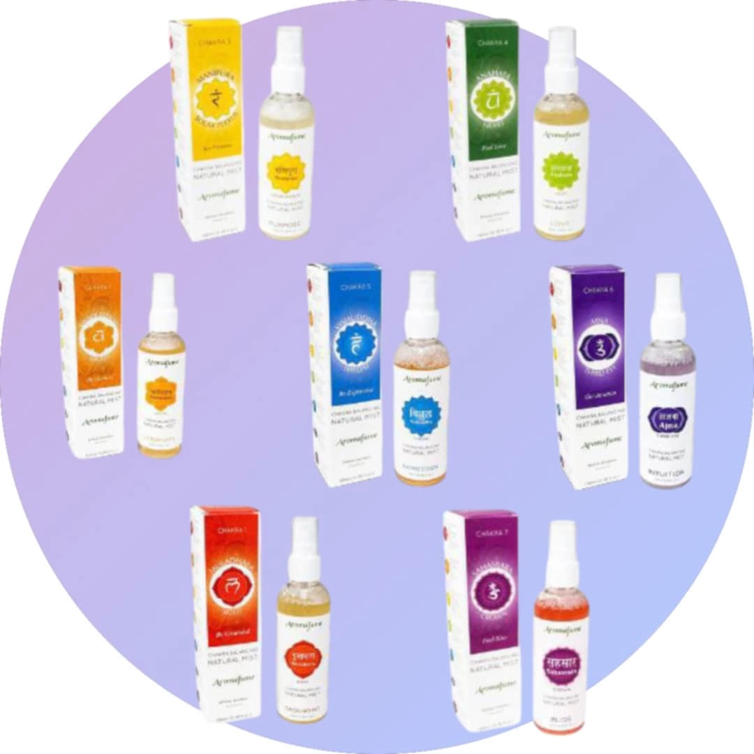 Photo des 7 désodorisants sprays des chakras de la marque AROMAFUME présentés sur un fond blanc, chaque flacon représentant un chakra spécifique avec des étiquettes colorées correspondantes. A retrouver dans la catégorie Évasion Olfactive. Kit énergétique chakra, affirmations et rituel mantra du matin.