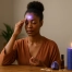Femme en méditation avec lumière violette sur le front, activant le chakra du 3e œil pour éveiller l’intuition.